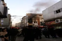 تصویری از آتش‌سوزی هتلی در آبادان