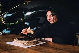 ترلان پروانه در حال روشن کردن شمع تولدش + عکس