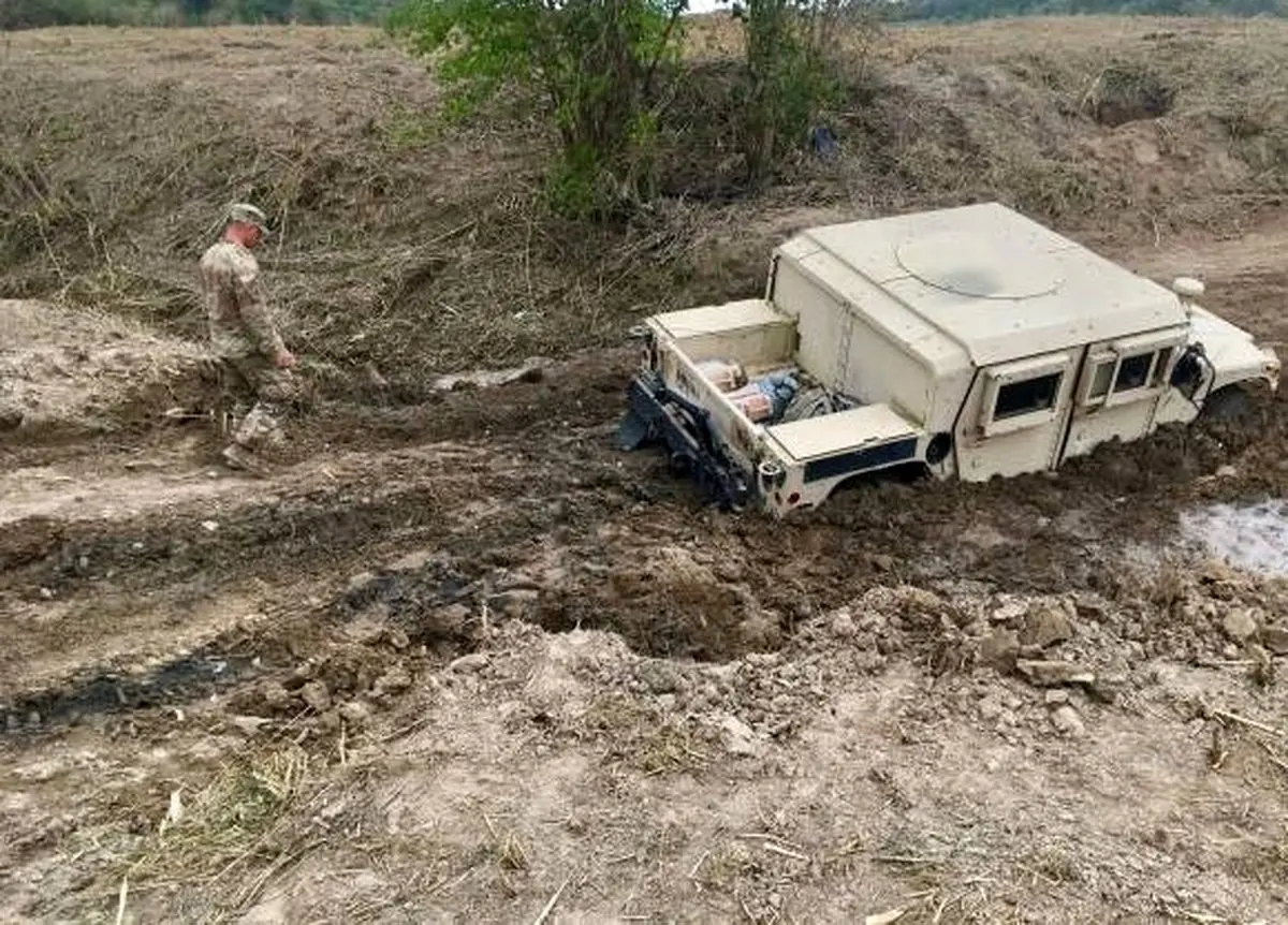 خودروی نظامیان آمریکا در گِل فرو رفت / تصاویر