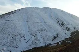 کوه‌های پوشیده از برف شهمیرزاد در بهار/تصاویر