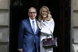 روزنامه نگار جنجالی برای چهارمین بار ازدواج کرد/ تصاویر