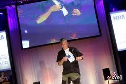 روایت تصویری از یک فشن شو با اسلحه!