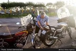 آقای کارگردان با موتورسیکلت به جشنواره رسید!/عکس