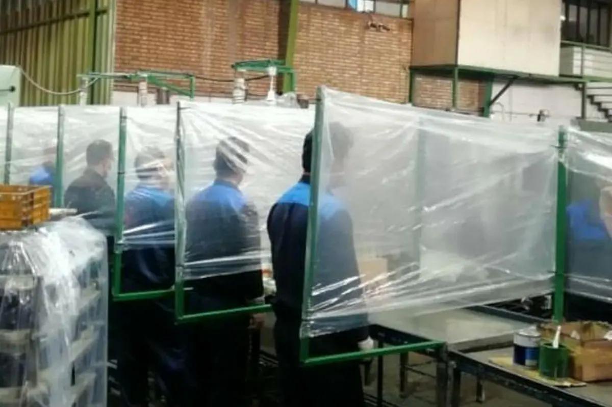 اجرای جالب طرح فاصله‌گذاری اجتماعی در یک کارخانه در اصفهان + عکس