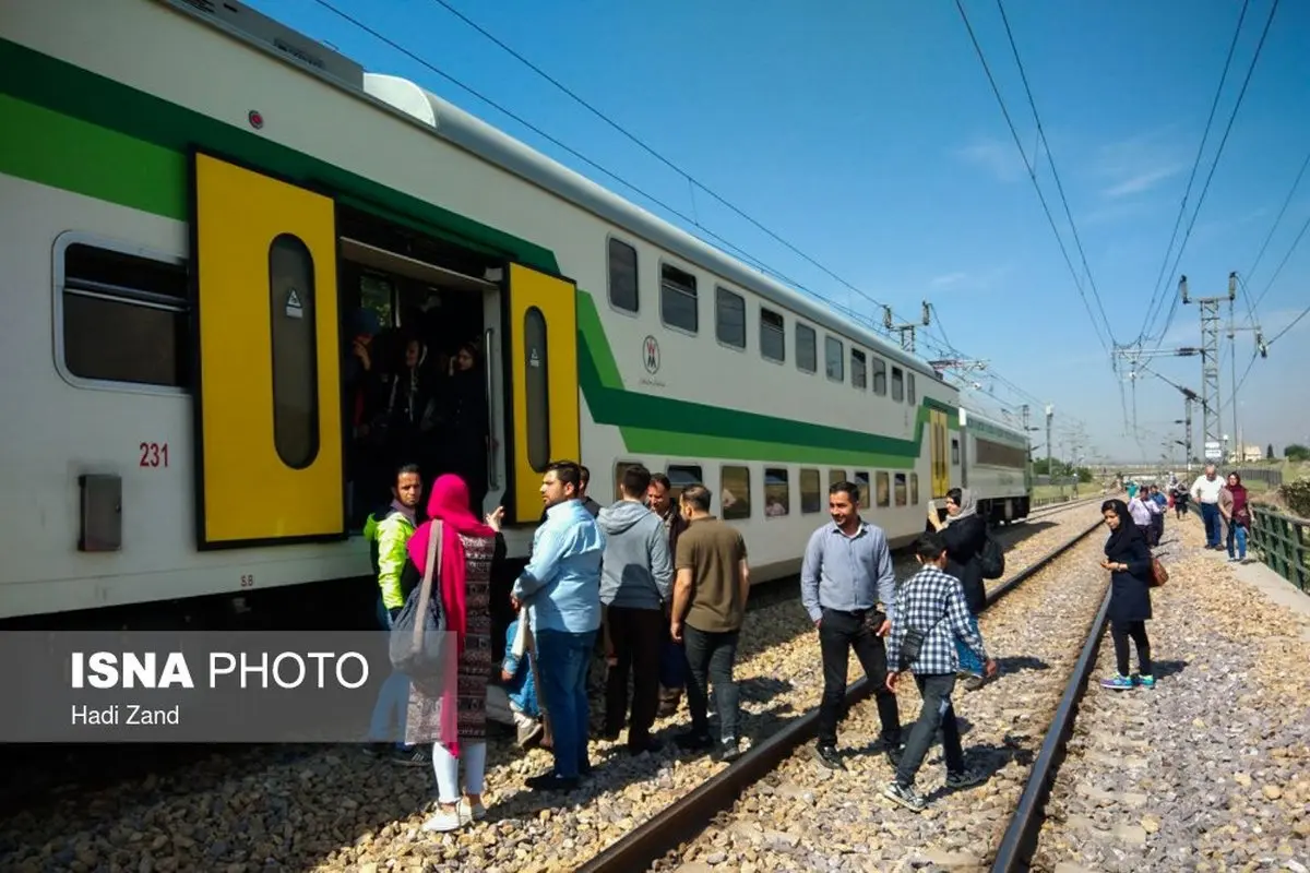سرگردانی مسافران مترو کرج-صادقیه وسط ریل قطار/تصاویر