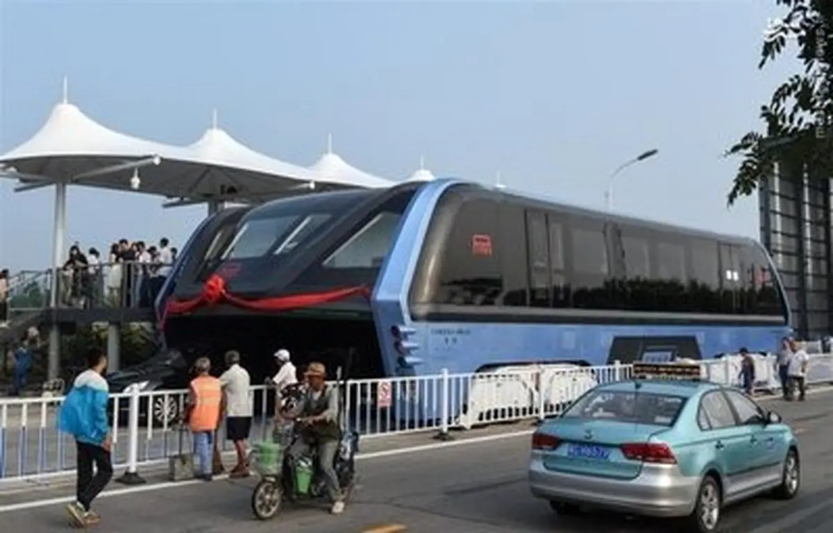 اتوبوسی که ترافیک را دور می‌زند/ تصاویر