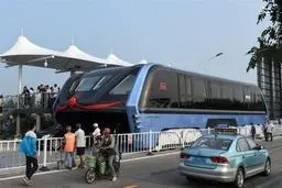 اتوبوسی که ترافیک را دور می‌زند/ تصاویر