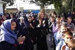 مهناز افشار با پای شکسته زنگ اول مهر را نواخت/تصاویر