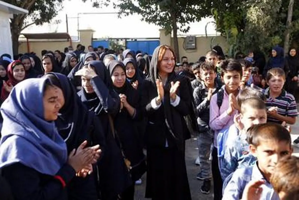 مهناز افشار با پای شکسته زنگ اول مهر را نواخت/تصاویر