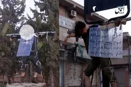 داعش 2 نفر را به‌ صلیب‌ کشید/عکس