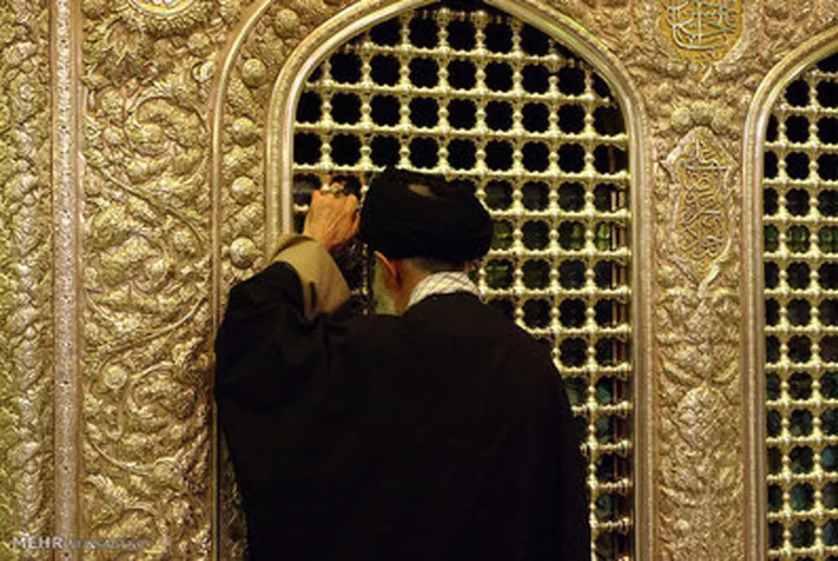 تصاویر دیده نشده ازحضور مقام معظم رهبری در کنار ضریح امام رضا(ع)