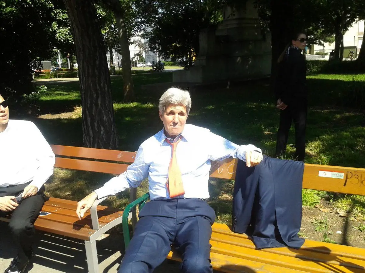 جان کری در حال استراحت در پارک/عکس