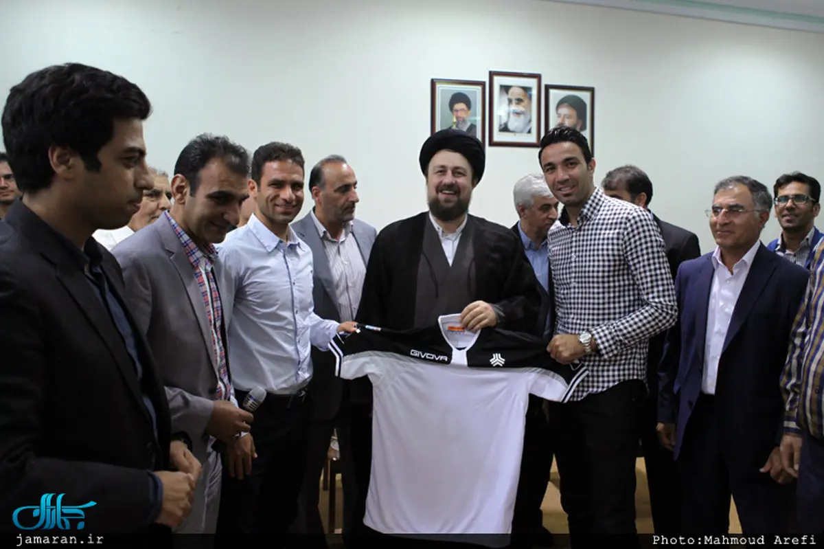 جواد نکونام پیراهن سایپا را به یادگار امام هدیه کرد + عکس