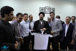 جواد نکونام پیراهن سایپا را به یادگار امام هدیه کرد + عکس