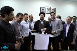 جواد نکونام پیراهن سایپا را به یادگار امام هدیه کرد + عکس