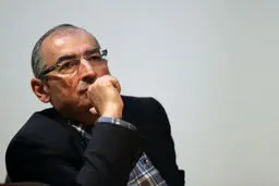 صادق زیباکلام: هیچ اجماعی بر عارف شکل نمی‌گیرد/ یک نفر هم به او رأی نمی‌دهد/ در همه این سال‌ها از دیوار صدا درآمد از عارف نه/ انگار عارف در کره ماه زندگی می‌کند