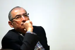 صادق زیباکلام: هیچ اجماعی بر عارف شکل نمی‌گیرد/ یک نفر هم به او رأی نمی‌دهد/ در همه این سال‌ها از دیوار صدا درآمد از عارف نه/ انگار عارف در کره ماه زندگی می‌کند