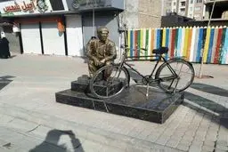 نصب مجسمه امانت‌دار معروف در زنجان/عکس