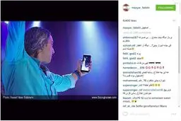 سلفی خواننده معروف روی استیج/ عکس