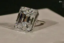 انگشتر ۲۲ میلیون دلاری/ عکس
