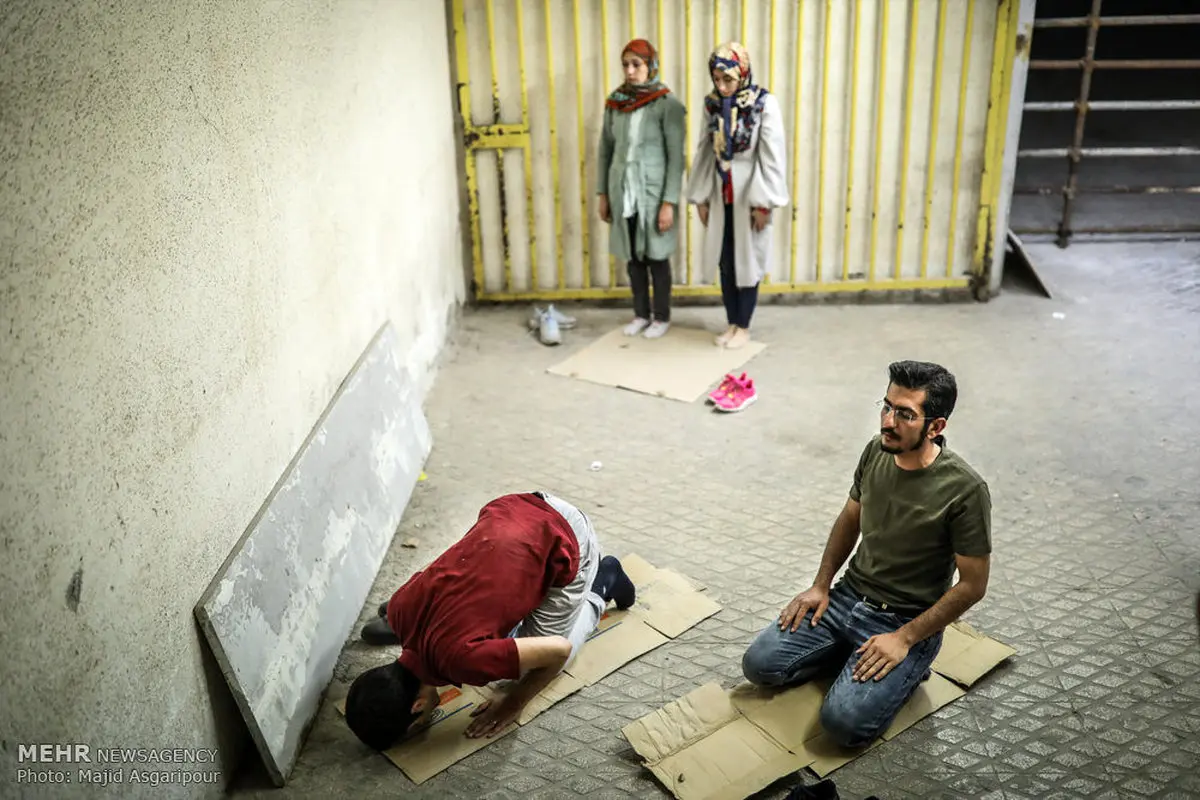 نماز خواندن دختران و پسران در استادیوم آزادی!+عکس