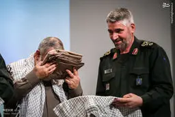 بوسه سردارنقدی بر لباس بسیج/عکس