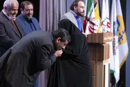 تصاویر / بوسه رئیس اسبق صدا و سیما بر چادر یک مادر