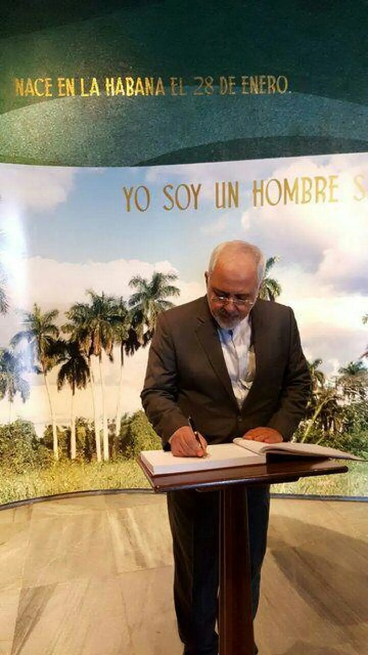 ادای احترام ظریف به پدر استقلال کوبا/عکس