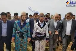 تصویری از وزیر ارتباطات با لباس محلی لری در اندیمشک