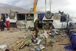 نخستین عکس از اتوبوس واژگون شده در جاده گرمسار - آرادان