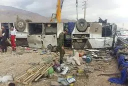 نخستین عکس از اتوبوس واژگون شده در جاده گرمسار - آرادان