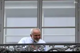 صحبت ظریف با خبرنگاران از بالکن/تصاویر