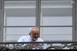 صحبت ظریف با خبرنگاران از بالکن/تصاویر