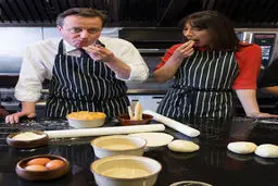 نخست وزیر انگلیس و همسرش در حال پختن استیک و پای/عکس