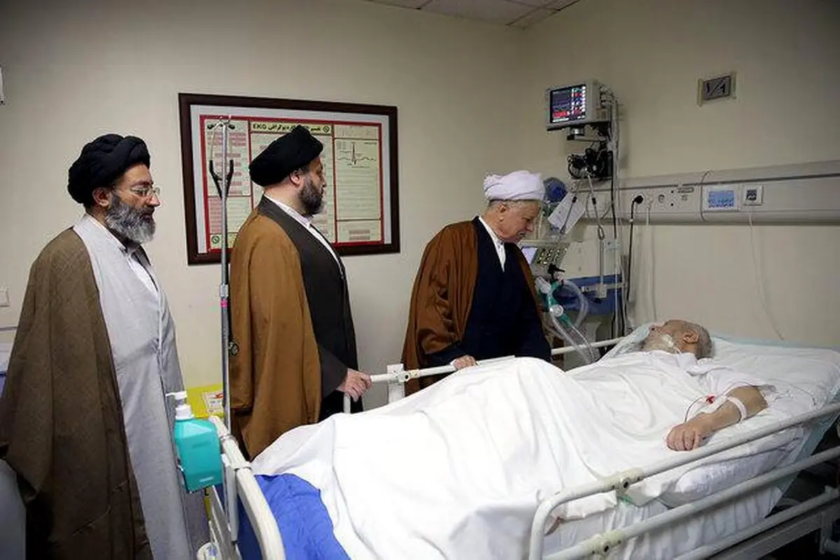 عیادت هاشمی رفسنجانی از موسوی اردبیلی/عکس