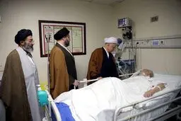 عیادت هاشمی رفسنجانی از موسوی اردبیلی/عکس
