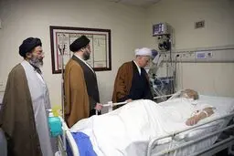 عیادت هاشمی رفسنجانی از موسوی اردبیلی/عکس