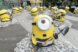 هجوم «مینیون‌ها» به یک مرکز خرید در شهر شانگهای چین/ تصاویر