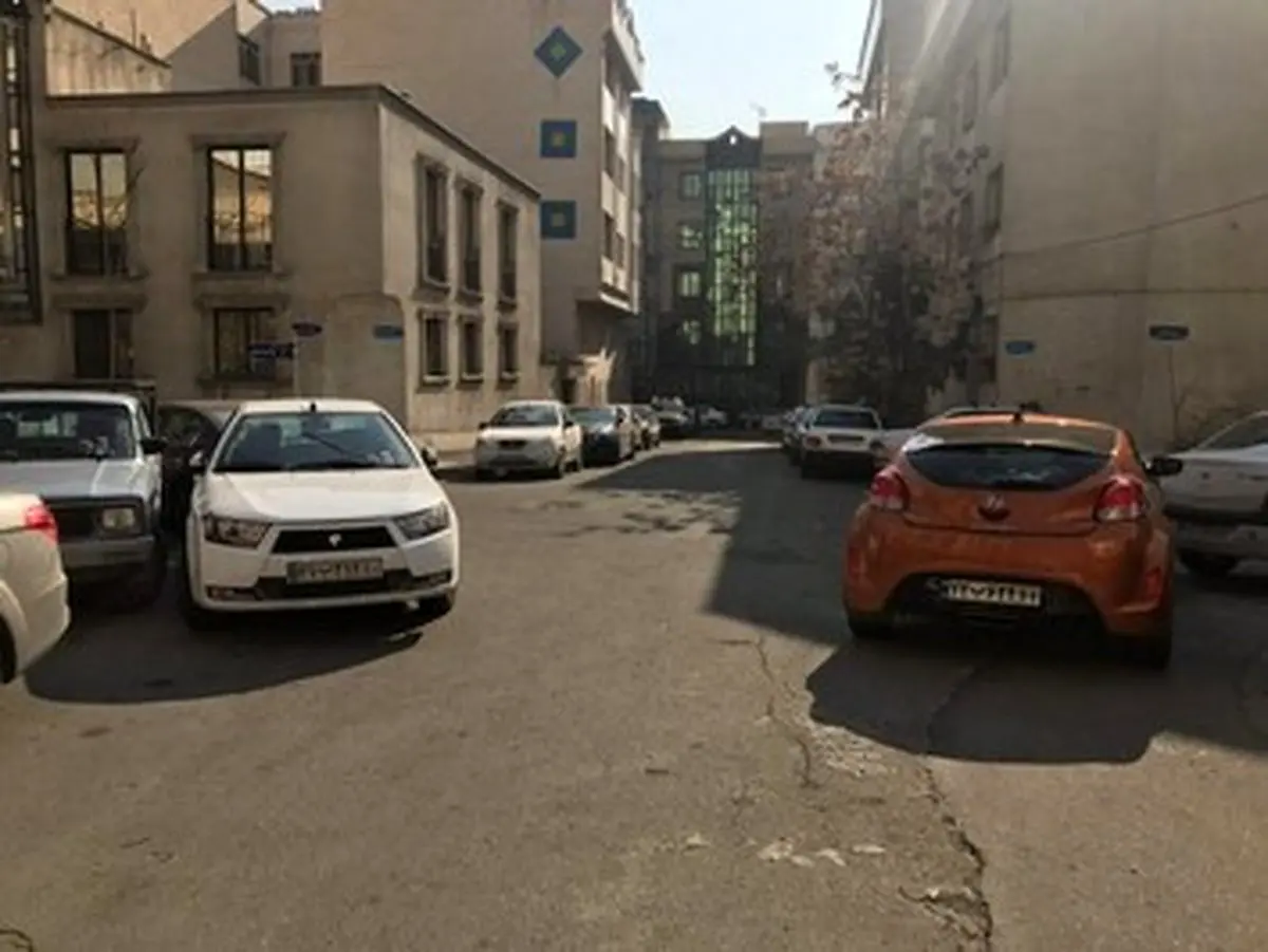 خودروهای پارک شده پرسپولیسی ها پشت درب باشگاه/تصاویر