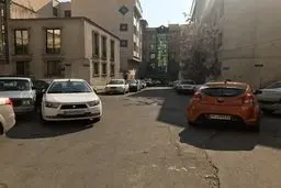 خودروهای پارک شده پرسپولیسی ها پشت درب باشگاه/تصاویر