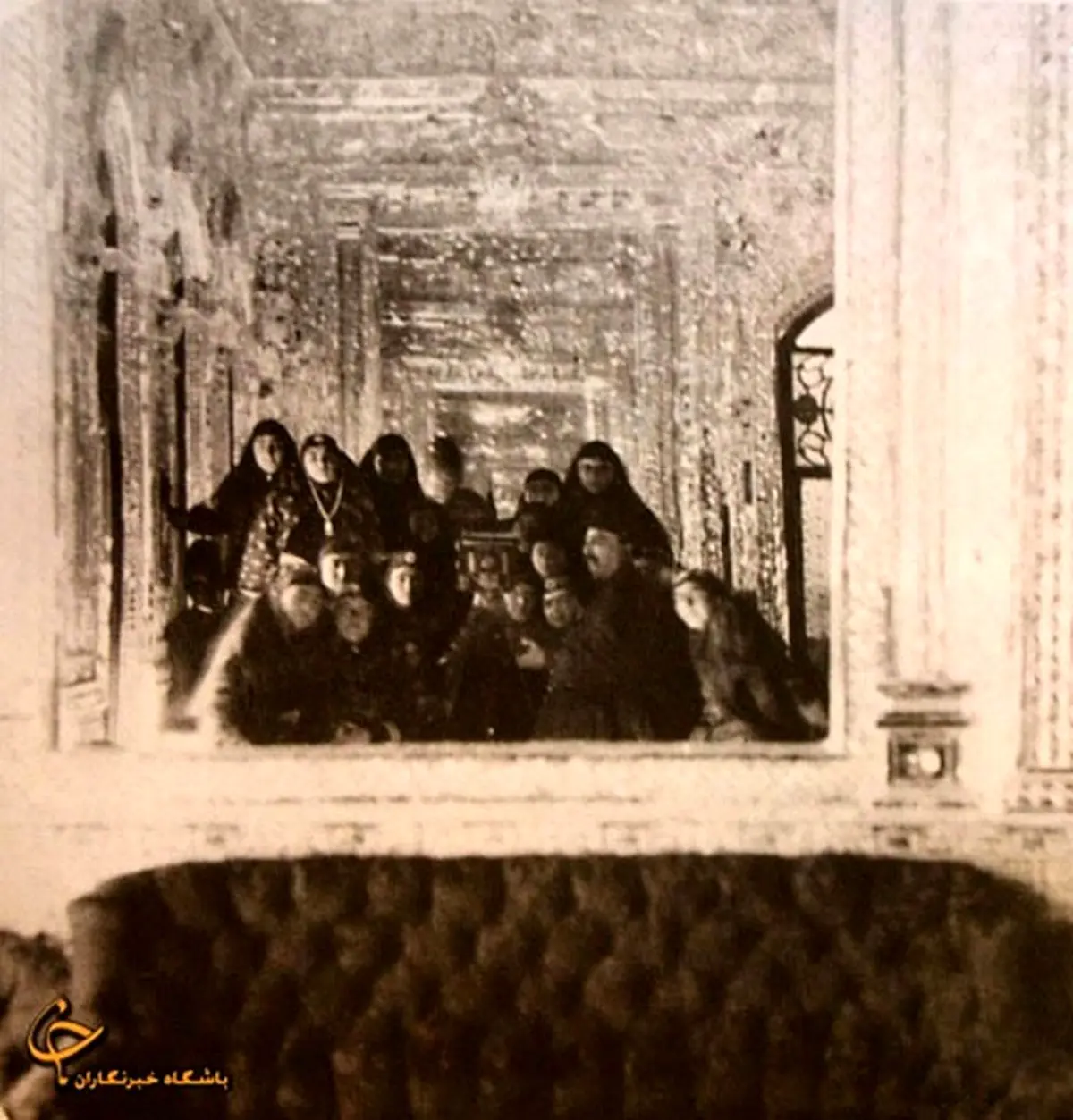 سلفی ناصرالدین شاه با همسرانش/ عکس