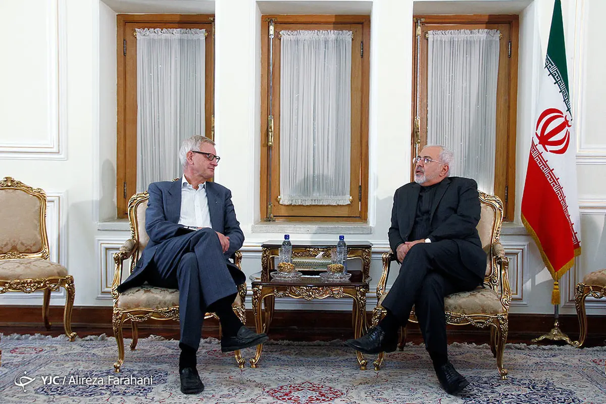 پیراهن مشکی ظریف در دیدار با یک مقام سوئدی/عکس