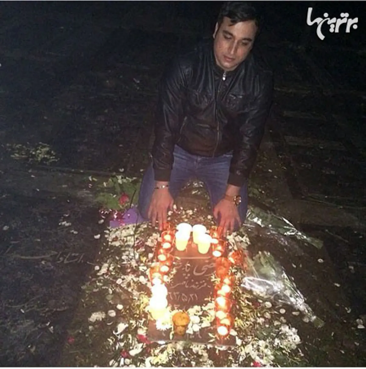 حضور شبانه احسان حدادی بر سر مزار مرتضی پاشایی/ عکس