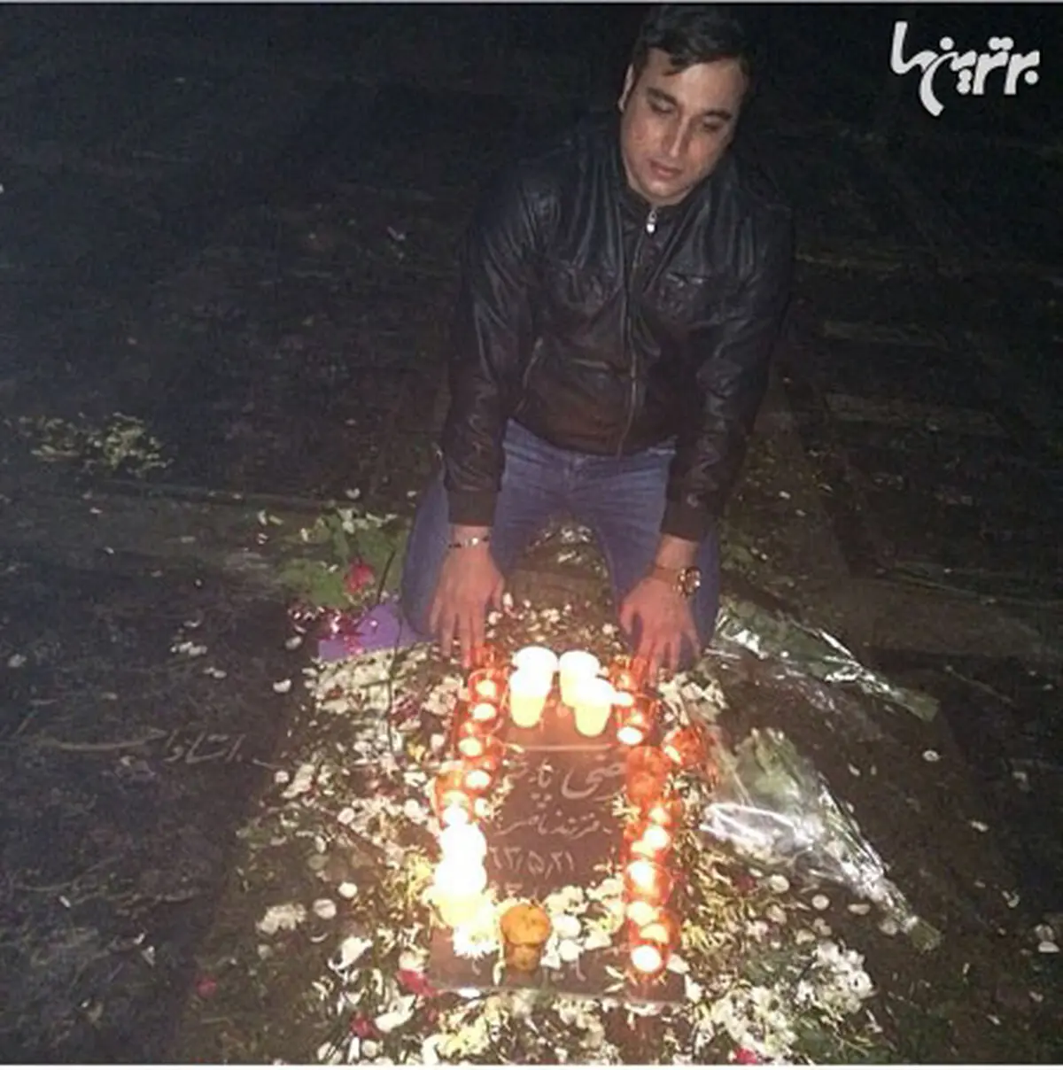 حضور شبانه احسان حدادی بر سر مزار مرتضی پاشایی/ عکس