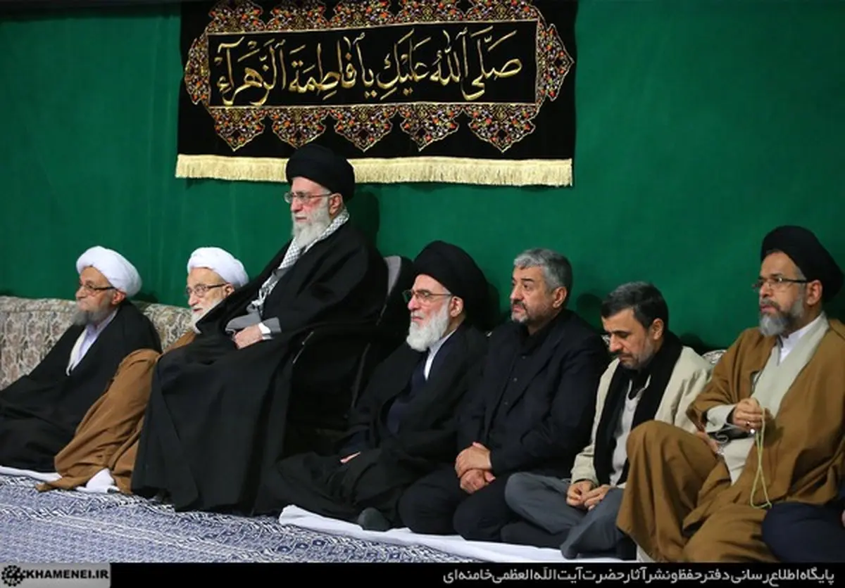 حضور احمدی نژاد در عزاداری بیت رهبری/ عکس