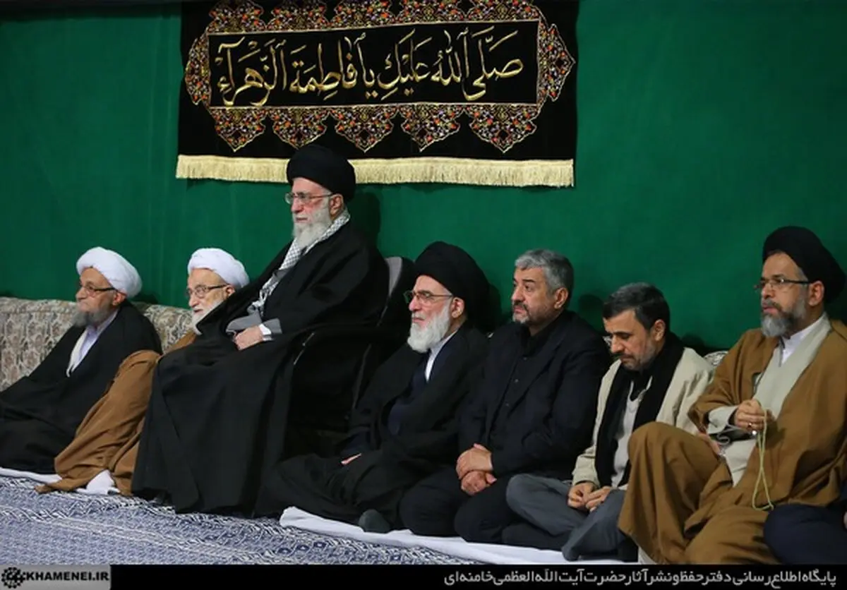 حضور احمدی نژاد در عزاداری بیت رهبری/ عکس
