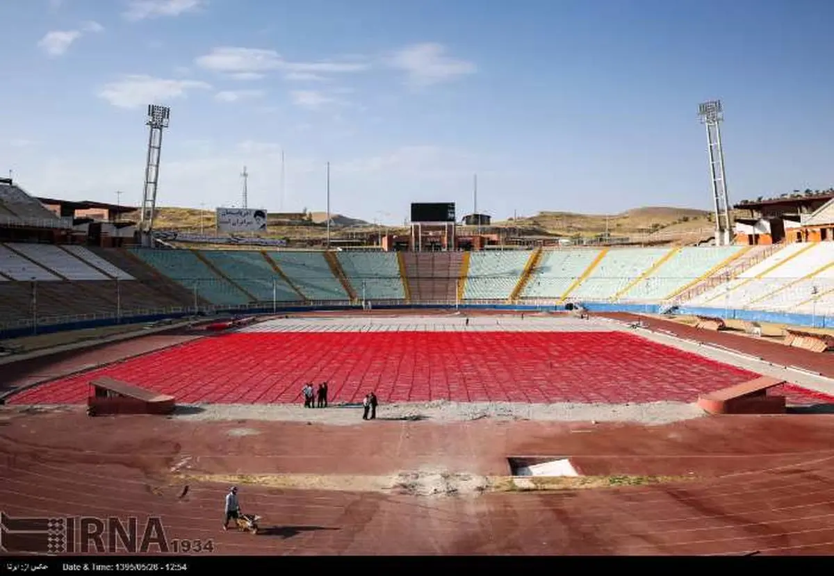 زمین چمن ورزشگاه یادگار امام تبریز قرمز شد!/عکس