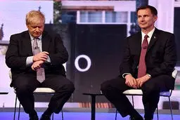 مخمصه لندن / عبور روزانه ۱۵ کشتی از تنگه هرمز با پرچم انگلیس؛ جانشین «ترزا می» با این کشتی‌ها چه خواهد کرد؟