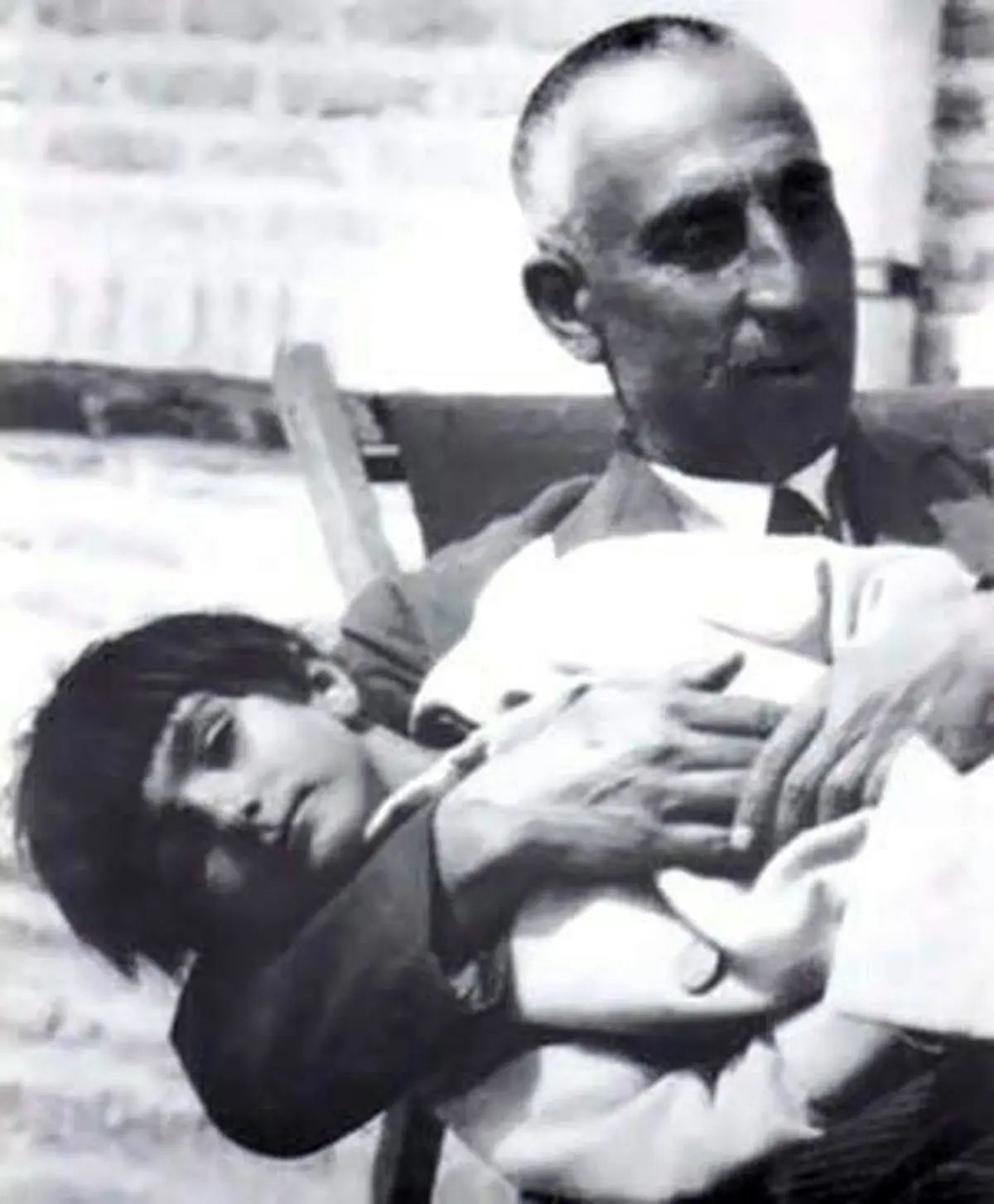 تصویری دیده نشده از دکتر مصدق و نوه شان معصومه مصدق