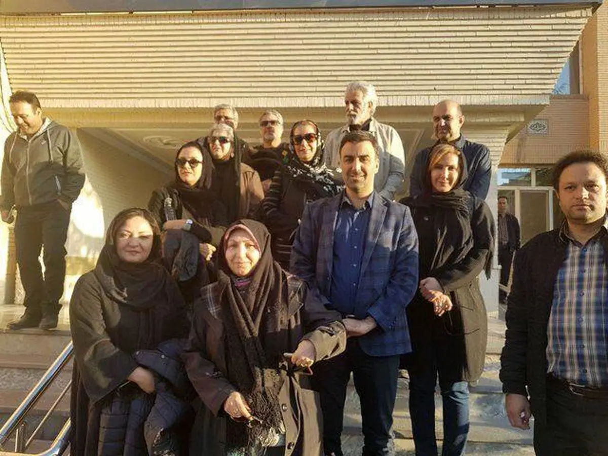 هنرمندان برای همدردی با زلزله‌‍زدگان وارد کرمانشاه شدند/عکس